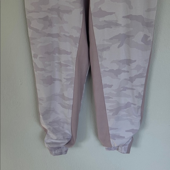 ATHLETA Brooklyn blush pink lined camo print jogger sweatpants size 4 - Picture 4 of 11